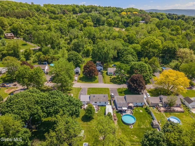 15 Brunswick Park Drive, Brunswick, NY 12180