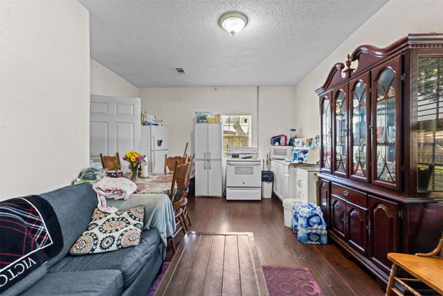 2009 Red Oak Drive, Irving, TX 75060