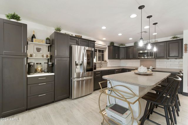 8822 W DEER VALLEY Road, Peoria, AZ 85382