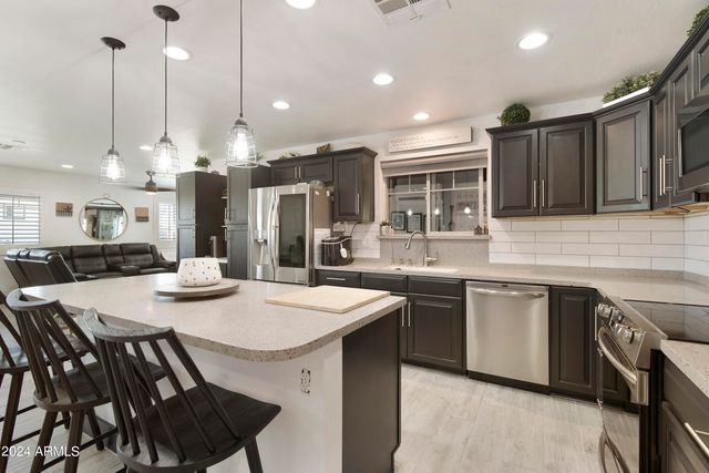 8822 W DEER VALLEY Road, Peoria, AZ 85382