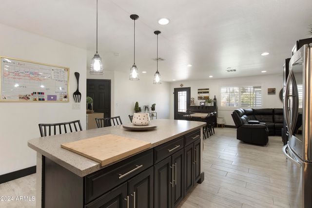 8822 W DEER VALLEY Road, Peoria, AZ 85382