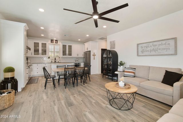 8822 W DEER VALLEY Road, Peoria, AZ 85382