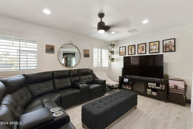 8822 W DEER VALLEY Road, Peoria, AZ 85382