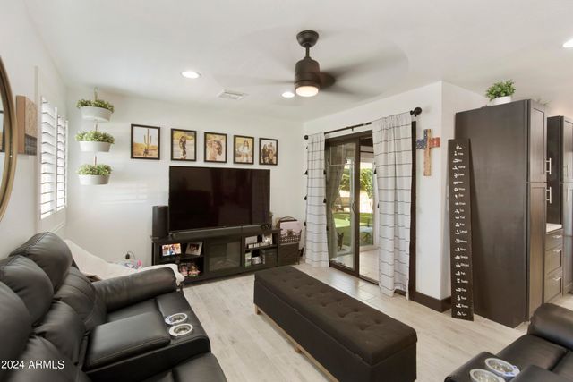 8822 W DEER VALLEY Road, Peoria, AZ 85382