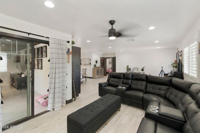 8822 W DEER VALLEY Road, Peoria, AZ 85382