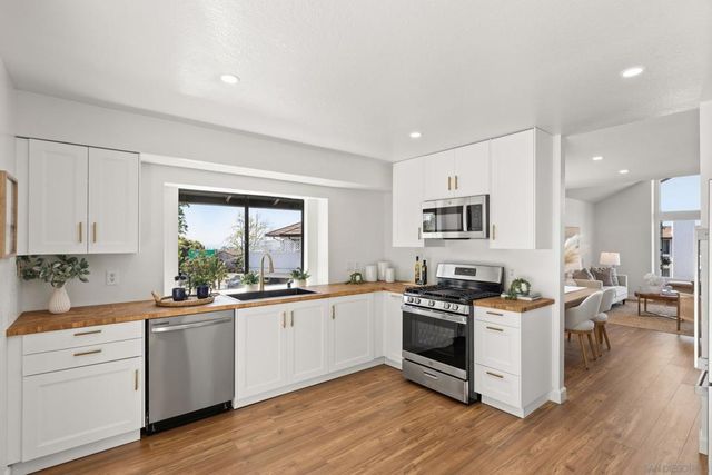 863 Violet Ct, Carlsbad, CA 92011