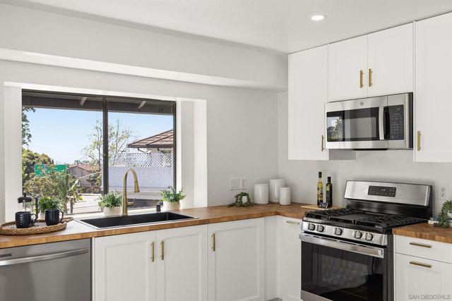 863 Violet Ct, Carlsbad, CA 92011