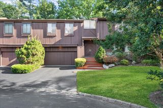 10 Morley Court, Albertson, NY 11507
