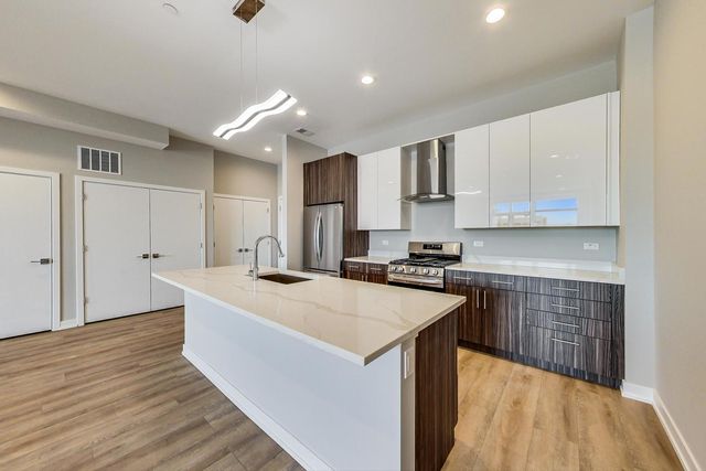 8025 Skokie Boulevard 302, Skokie, IL 60077