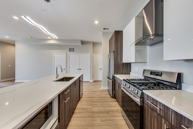 8025 Skokie Boulevard 302, Skokie, IL 60077