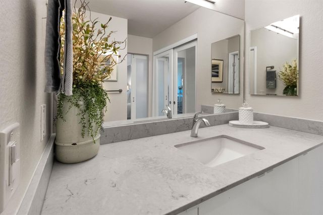 22 Schooner Ct, Richmond, CA 94804