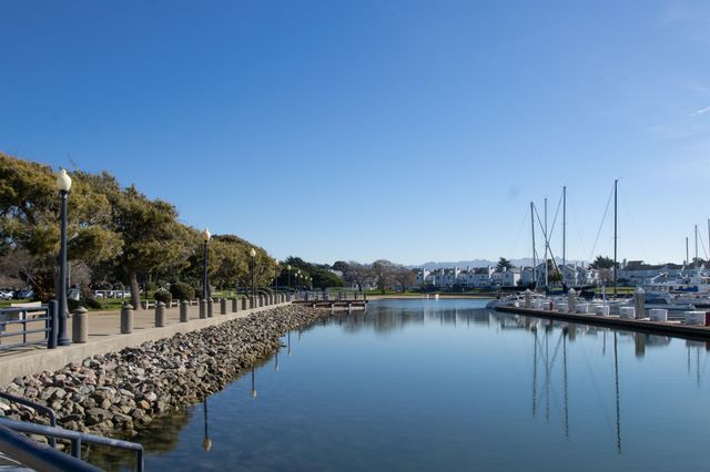 22 Schooner Ct, Richmond, CA 94804