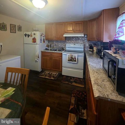 126 E LN, Harrisburg, PA 17111