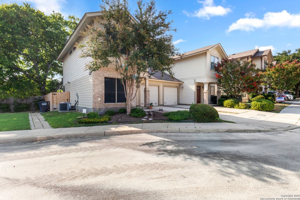 6210 W Jolie Ct, San Antonio, TX 78240