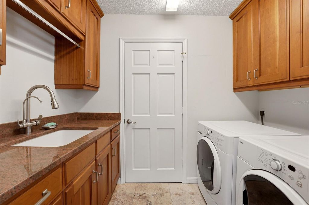 Image 12 of property listing at 215 CARRIAGE HOUSE LANE 215, Nokomis, FL 34275