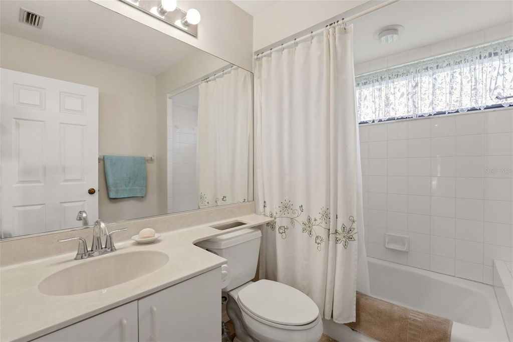 Image 17 of property listing at 215 CARRIAGE HOUSE LANE 215, Nokomis, FL 34275