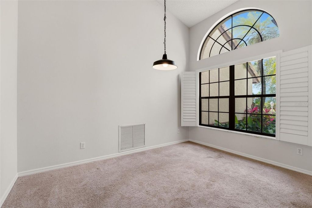 Image 6 of property listing at 215 CARRIAGE HOUSE LANE 215, Nokomis, FL 34275