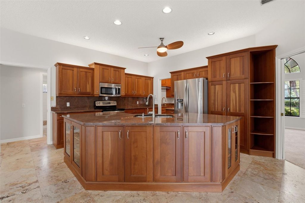 Image 8 of property listing at 215 CARRIAGE HOUSE LANE 215, Nokomis, FL 34275