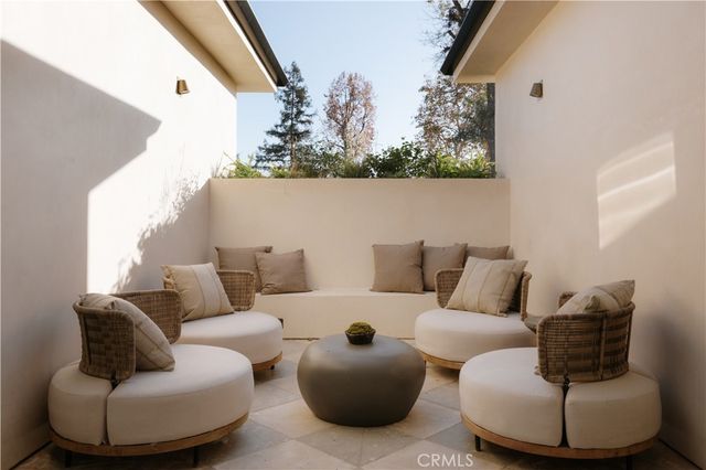 4748 Noble Avenue, Sherman Oaks, CA 91403