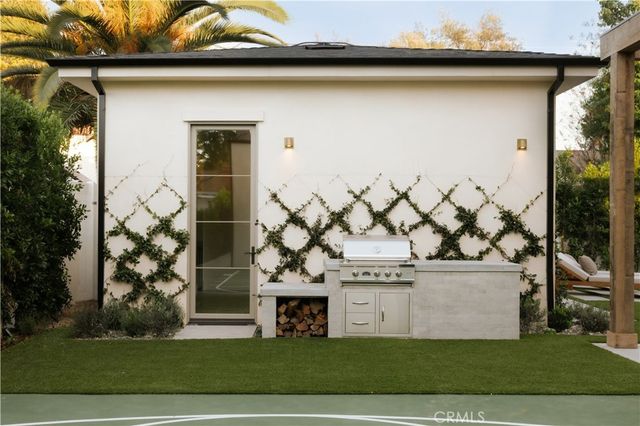 4748 Noble Avenue, Sherman Oaks, CA 91403