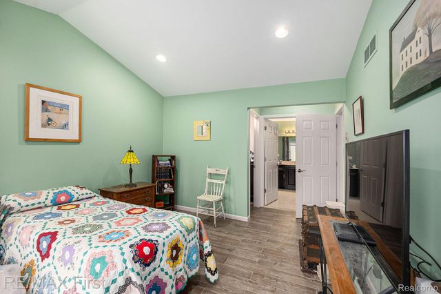 47231 Admirals Cove Lane, New Baltimore, MI 48051