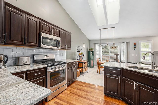 47231 Admirals Cove Lane, New Baltimore, MI 48051