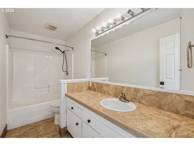 9984 Se AMHERST St, Clackamas, OR 97015