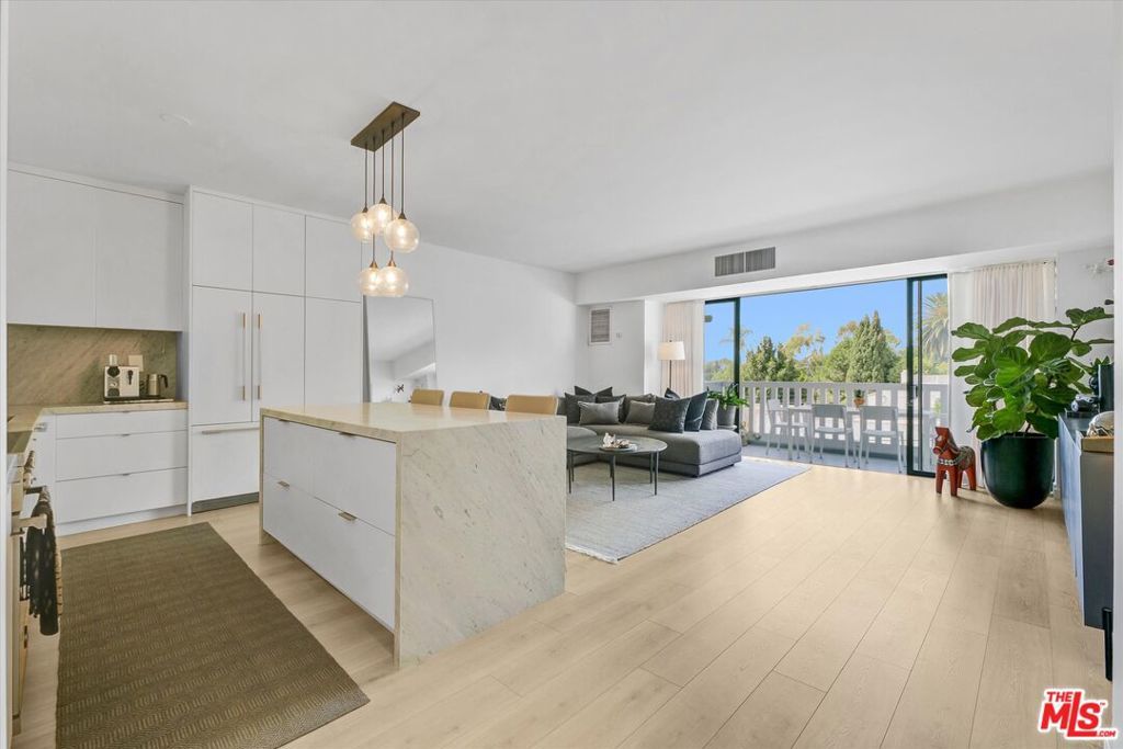 Image 10 of property listing at 999 N Doheny Drive 312, Los Angeles, CA 90069