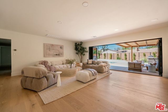 17601 McCormick Street, Encino (los Angeles), CA 91316