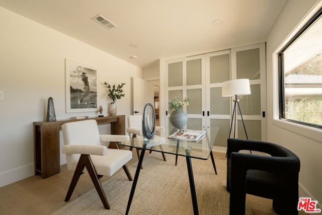 17601 McCormick Street, Encino (los Angeles), CA 91316