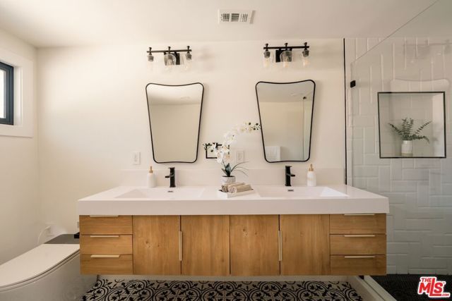 17601 McCormick Street, Encino (los Angeles), CA 91316