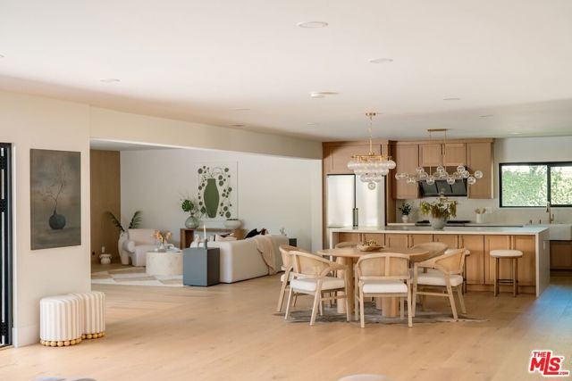 17601 McCormick Street, Encino (los Angeles), CA 91316