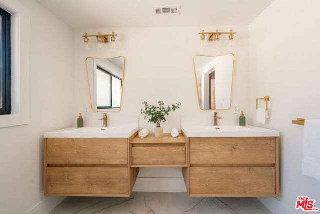 17601 McCormick Street, Encino (los Angeles), CA 91316