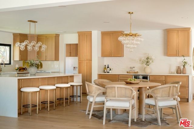 17601 McCormick Street, Encino (los Angeles), CA 91316