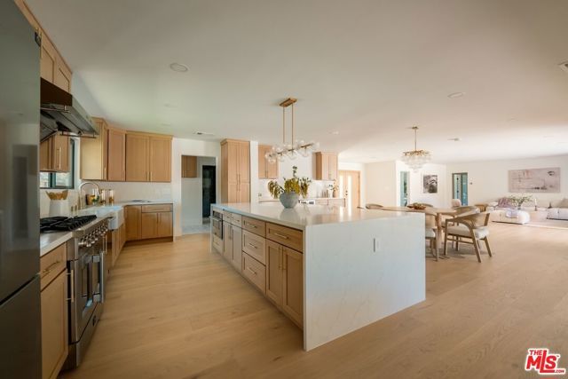 17601 McCormick Street, Encino (los Angeles), CA 91316