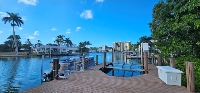 300 Mooring Line DR, Naples, FL 34102