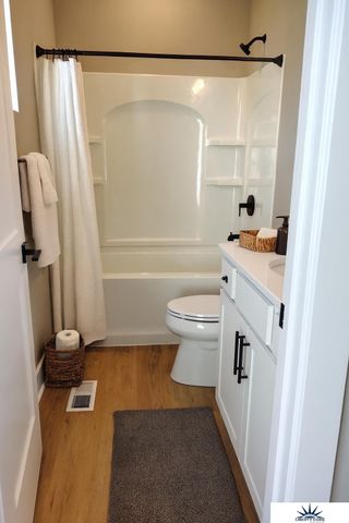 1917 Dahlman Rows Plaza, Omaha, NE 68108