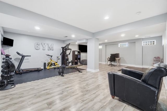 910 Springfield Pike, Wyoming, OH 45215