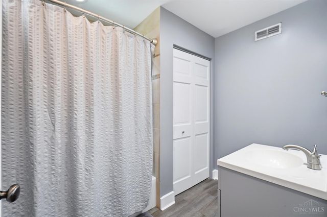 910 Springfield Pike, Wyoming, OH 45215
