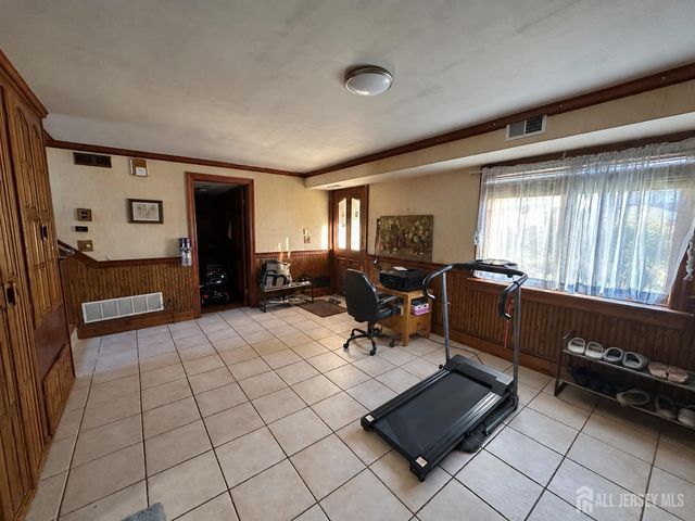 9 Barlow Road, Edison, NJ 08817