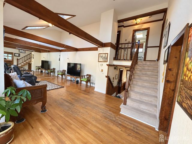 9 Barlow Road, Edison, NJ 08817