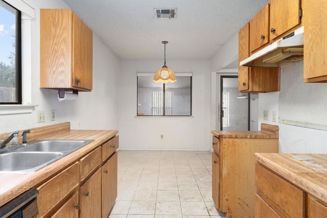 2614 Aylesbury LN, Austin, TX 78745