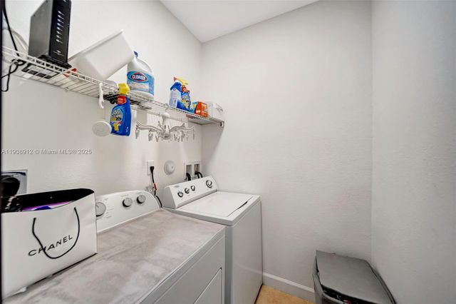 10867 NW 76th Ln, Doral, FL 33178