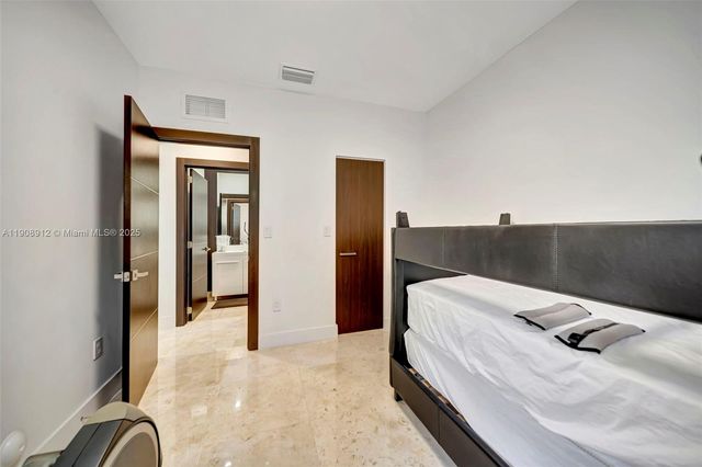 10867 NW 76th Ln, Doral, FL 33178