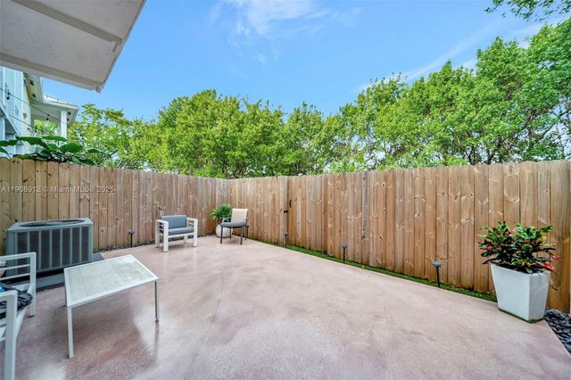 10867 NW 76th Ln, Doral, FL 33178