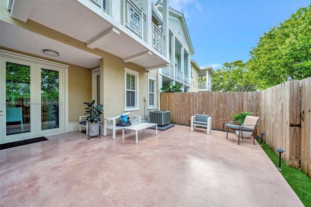 10867 NW 76th Ln, Doral, FL 33178