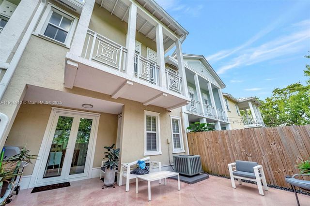 10867 NW 76th Ln, Doral, FL 33178