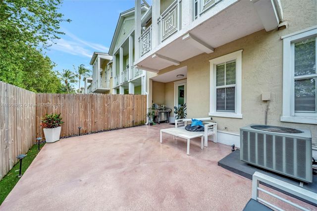 10867 NW 76th Ln, Doral, FL 33178