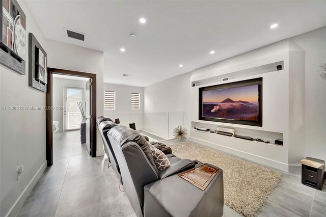 10867 NW 76th Ln, Doral, FL 33178