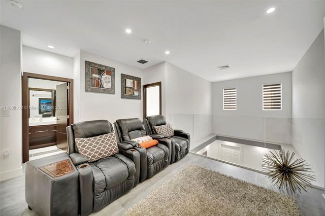 10867 NW 76th Ln, Doral, FL 33178